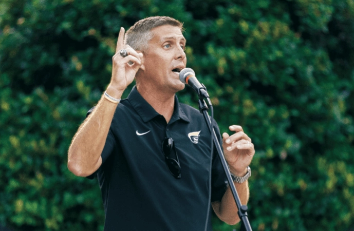 Bert Epting speaking into microphone